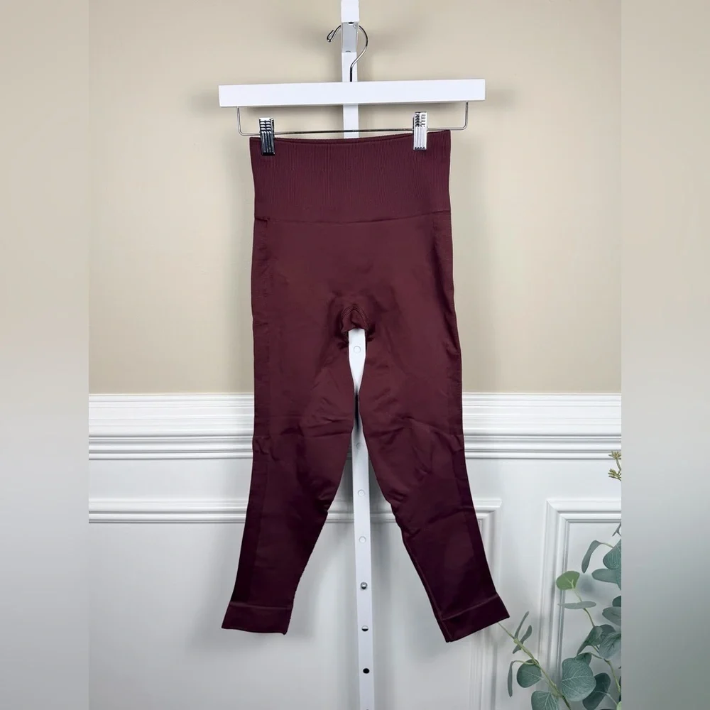 Lululemon Zone In Crop in Bordeaux Drama Size 4